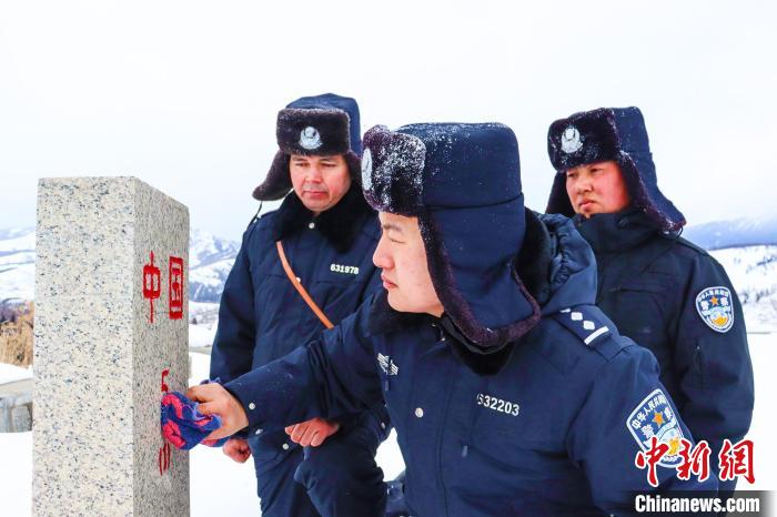 民警擦拭界碑?！±钽戵K 攝