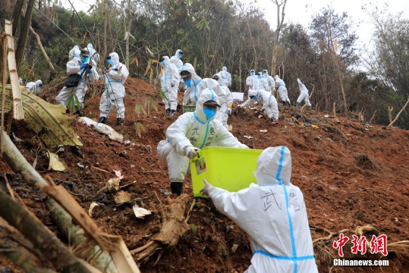 東航墜機救援現(xiàn)場：武警官兵分批次、分區(qū)域搜索