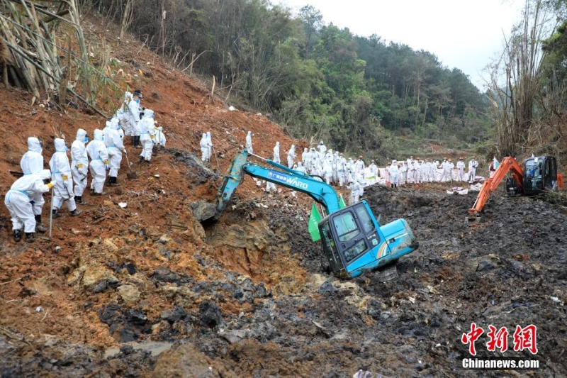 東航墜機救援現(xiàn)場：武警官兵分批次、分區(qū)域搜索