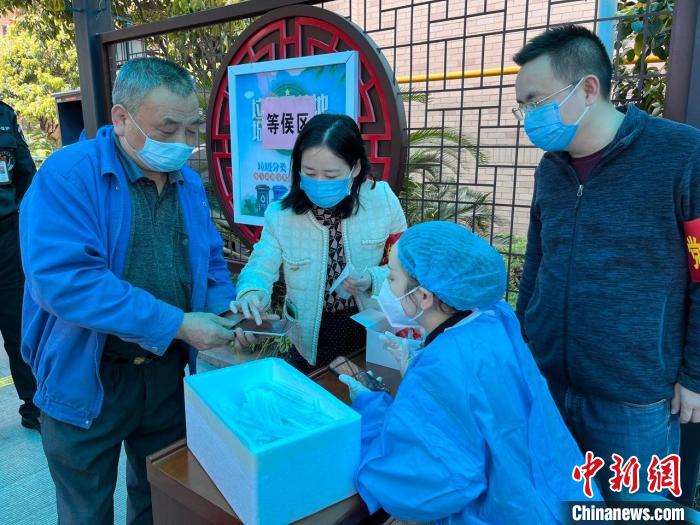 湖南省稅務(wù)局青年黨員主動(dòng)參與雨花區(qū)全員核酸檢測(cè)志愿者工作，引導(dǎo)社區(qū)居民掃碼檢測(cè)?！×_舜愛 攝