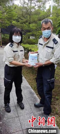 香港政府人員協會屬會漁農自然護理署職工會向工友派防疫物資?！∠愀壅藛T協會供圖