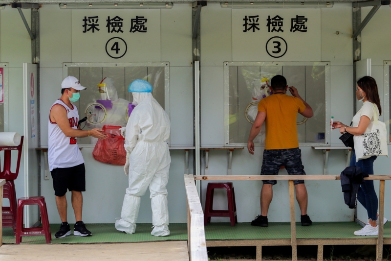 臺(tái)灣本地疫情持續(xù)升溫，不少民眾涌入各篩檢站篩檢。(本報(bào)系資料照) 圖片來(lái)源：臺(tái)灣“中時(shí)新聞網(wǎng)”.jpg