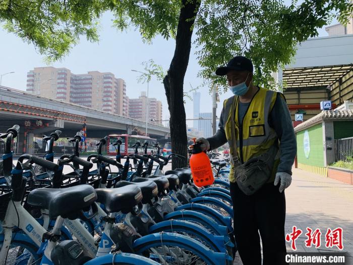 一名運維人員正在對共享單車進行消殺。 共享單車企業(yè)供圖