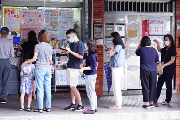 自快篩實(shí)名制后，島內(nèi)藥店外總是大排長龍。（圖源：臺(tái)灣“聯(lián)合新聞網(wǎng)）