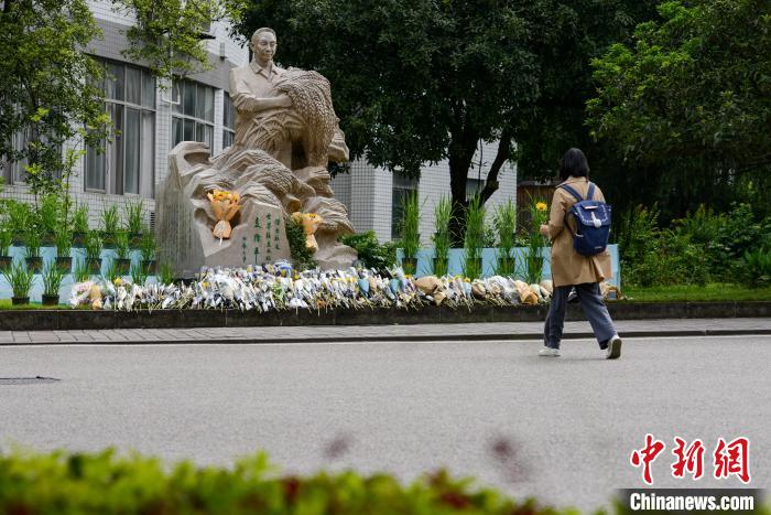 5月22日，西南大學(xué)師生自發(fā)在校內(nèi)袁隆平雕像前獻(xiàn)花，表達(dá)思念。　何蓬磊 攝