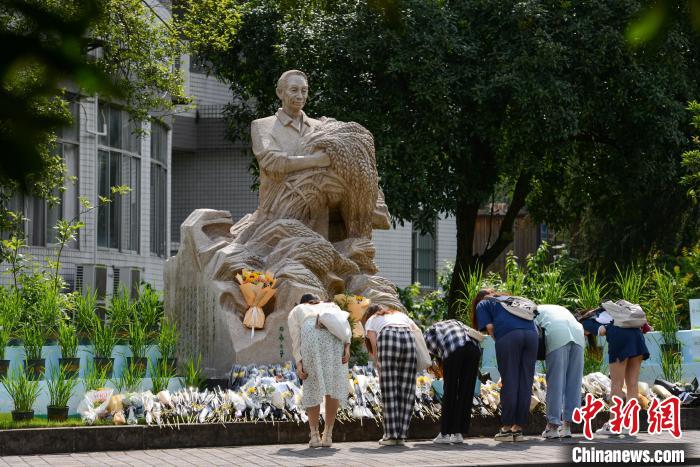 5月22日，西南大學(xué)師生自發(fā)在校內(nèi)袁隆平雕像前獻(xiàn)花、鞠躬，表達(dá)思念?！『闻罾?攝