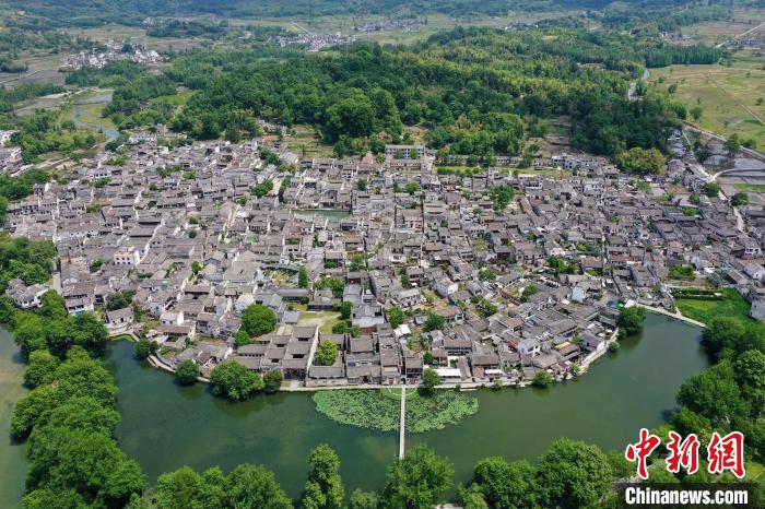 2022年5月24日，在安徽省黃山市黟縣宏村南湖拍攝的夏日美景。(無人機(jī)照片) 施亞磊 攝