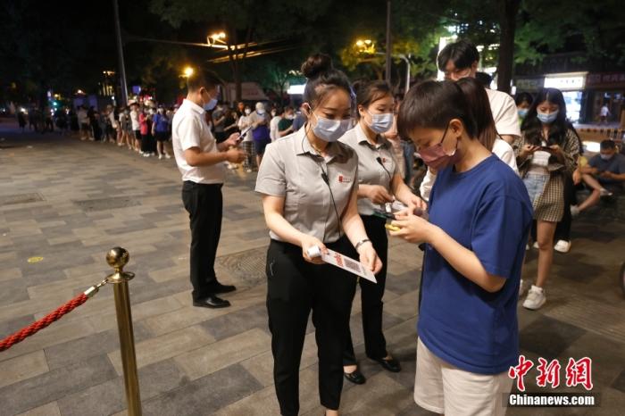 6月6日零時(shí)，食客在北京東直門內(nèi)大街一餐廳外掃碼、測溫后進(jìn)入餐廳用餐。 <a target='_blank' href='/'>中新社</a>記者 富田 攝