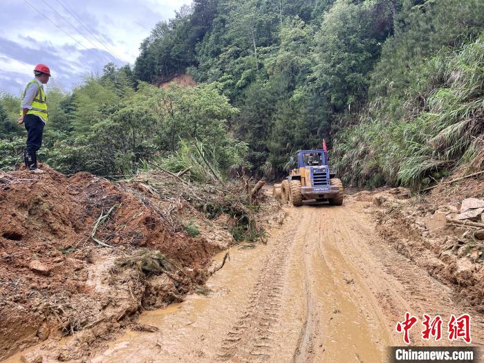 圖為中鐵二十二局裝載機清理古田鎮(zhèn)道路塌方。　王炳堯 攝