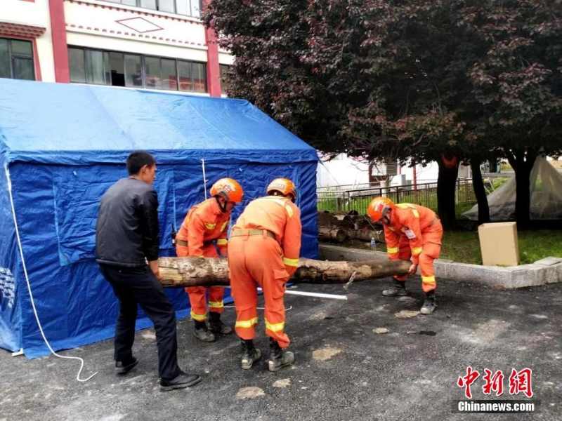 四川馬爾康地震：消防救援力量徒步抵達(dá)震中