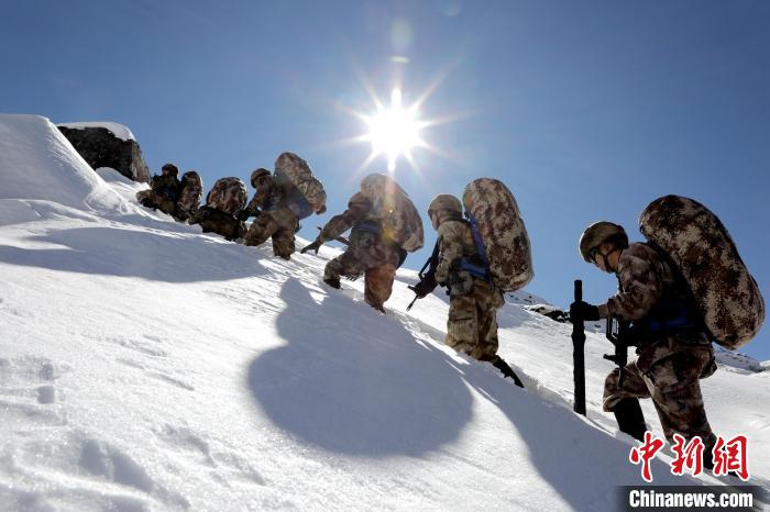 圖為巡邏官兵翻越雪山。　馬軍 攝