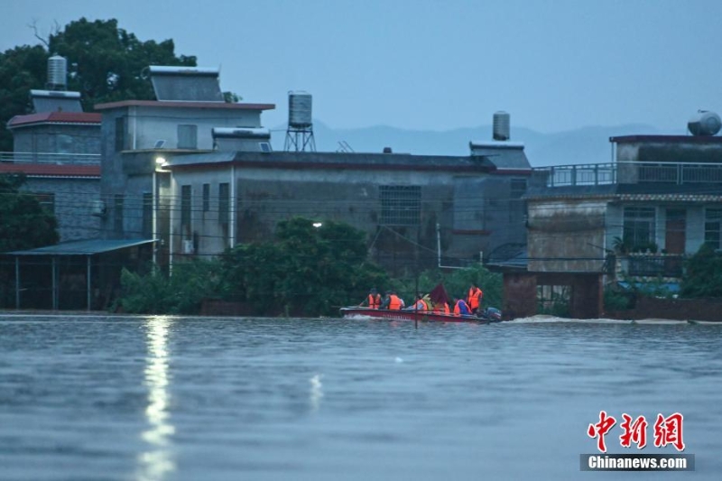 廣東韶關(guān)遭洪水襲擊 居民撤離防災(zāi)避險(xiǎn)