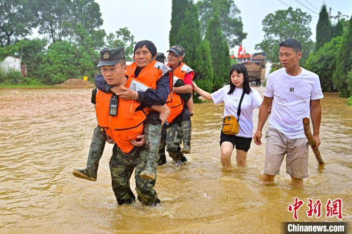 武警江西總隊機(jī)動支隊官兵奔赴江西景德鎮(zhèn)市樂平市樂港鎮(zhèn)救助轉(zhuǎn)移受災(zāi)群眾。　彭丁 攝