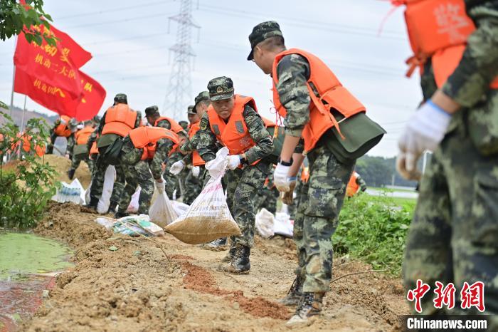 武警江西總隊機(jī)動支隊官兵奔赴江西景德鎮(zhèn)市樂平市開展搶險救援，傳遞沙袋。　彭丁 攝