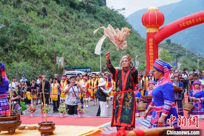 圖為布努瑤民眾在密洛陀始祖塑像前進行祭祀?！￡惞谘?攝