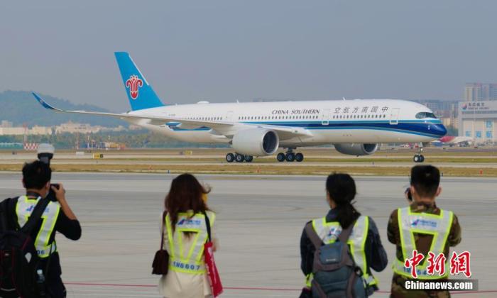 資料圖：2022年1月6日，南航兩架全新大型遠(yuǎn)程寬體A350-900型客機(jī)同時(shí)落戶(hù)廣東深圳，加盟南航深圳分公司，深圳迎來(lái)目前最大空客寬體客機(jī)。圖為A350-900型客機(jī)飛抵深圳寶安國(guó)際機(jī)場(chǎng)。 中新社記者 陳文 攝