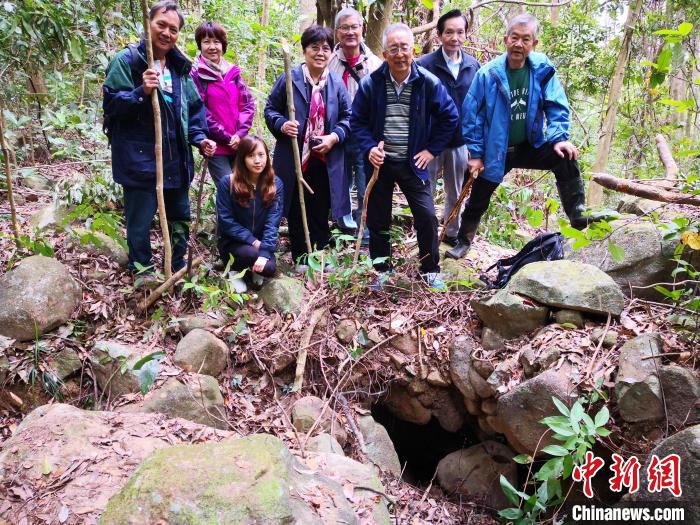 為編修《港九大隊志》，劉蜀永教授工作團(tuán)隊及港九大隊后人在西貢昂窩村考察港九大隊軍需處的巖洞倉庫。　受訪者供圖