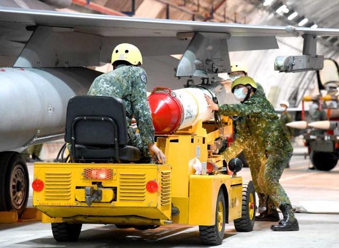 武掛分隊士官兵在佳山洞庫內(nèi)替F-16戰(zhàn)機進行空射型魚叉飛彈掛載。圖片來源：臺灣“中時新聞網(wǎng)”(臺“空軍司令部”提供)