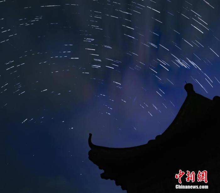 資料圖：圖為“圣洛朗的眼淚”英仙座流星雨綻放夜空。 趙春亮 攝