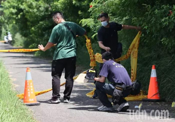 臺南市兩名警察22日在臺南安南區(qū)追查失竊贓車，遭到兇嫌林某持刀攻擊殉職，距離兇嫌攻擊第一現(xiàn)場約100米外的道路，鑒識人員在路上采到疑似兇嫌可疑血跡。 圖片來源 臺灣《聯(lián)合報(bào) 》 劉學(xué)圣 攝