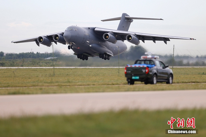 8月26日，中國空軍航空開放活動(dòng)暨長春航空展在吉林長春舉辦。圖為運(yùn)-20飛行展示。 <a target='_blank' href='/'>中新社</a>記者 富田 攝