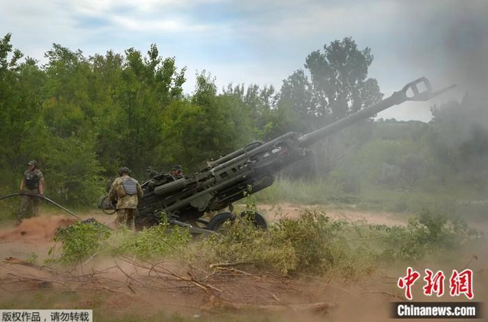 資料圖：烏軍士兵使用美國提供的M777榴彈炮向俄軍陣地開火。