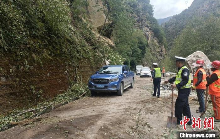 甘孜州公安交警等救援力量正在搶通地震中受損的道路，疏散車輛?！「首沃莨簿止﹫D