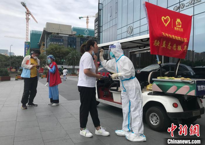 流動(dòng)核酸采樣車(chē)正在進(jìn)行核酸采樣，掃碼、采樣同步進(jìn)行，用時(shí)不到1分鐘?！⊥趵?攝