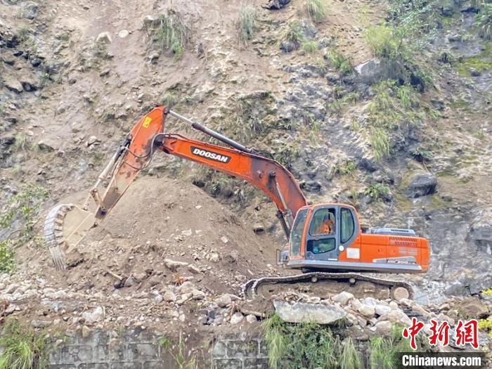 中國安能搶險人員全力搶通震區(qū)受損道路。　中國安能 