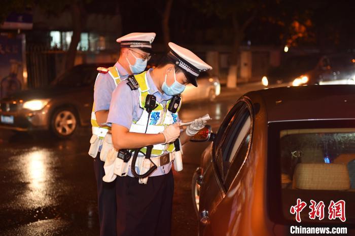 資料圖：天津民警正在對(duì)車輛進(jìn)行檢查。天津市公安局供圖