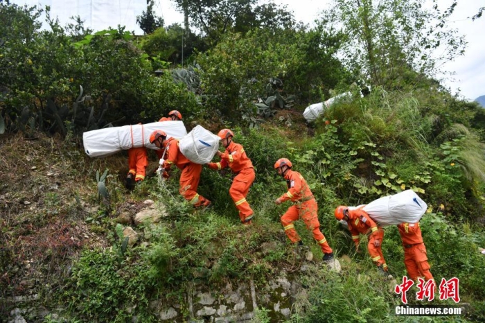 資料圖：消防員徒步運(yùn)送帳篷物資。 張浪 攝