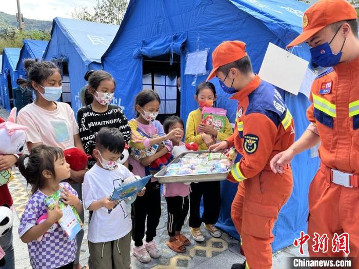 臨時安置點消防員給村民和孩子送上中秋月餅?！埼?攝