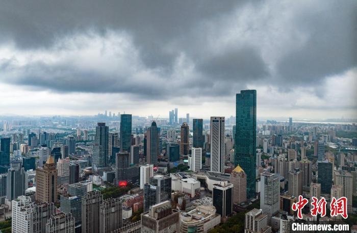 13日，受臺(tái)風(fēng)“梅花”外圍影響的南京上空?！°蟛?攝