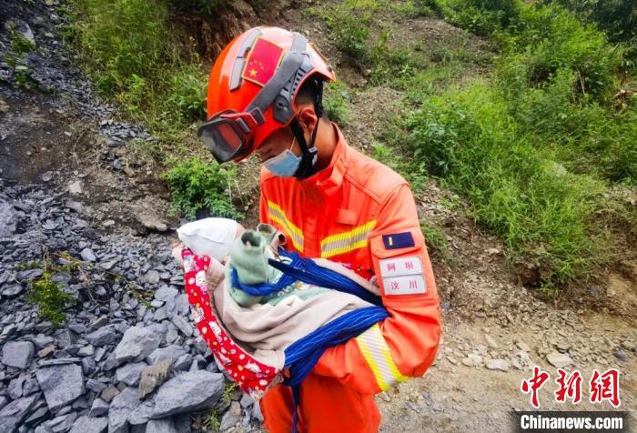 “汶川哥哥”張自立參與瀘定地震救援，搜救出一名2月大嬰兒?！∨砜?攝