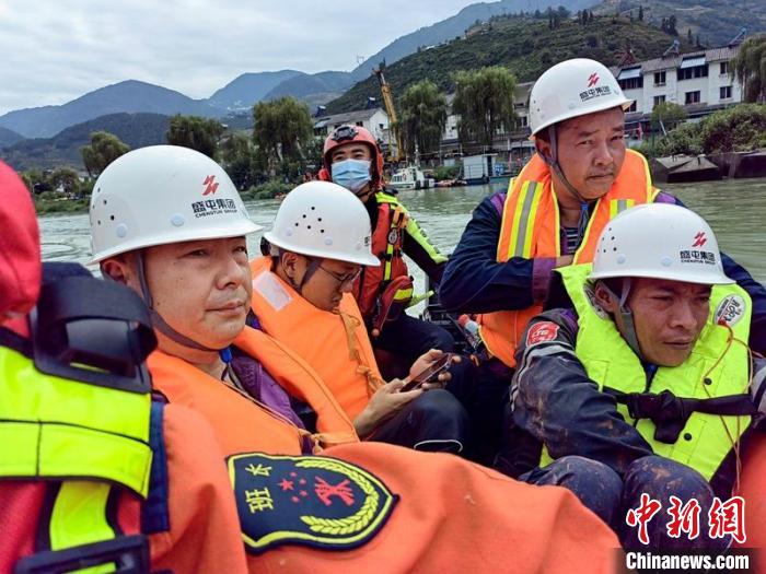 消防救援力量用沖峰舟送盛屯集團人員前往挖角村。　鄭竺青 攝