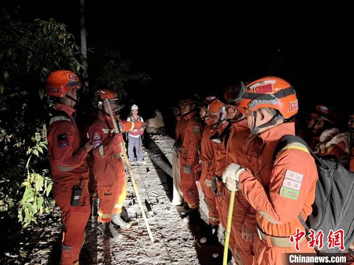 四川瀘定6.8級(jí)地震：徒步深入“孤島”打通草科鄉(xiāng)生命通道