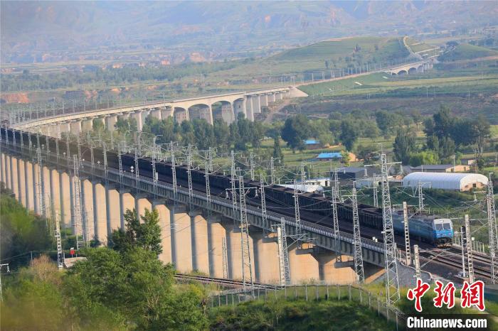 圖為火車行駛在浩吉鐵路上。　朱俊麟 攝