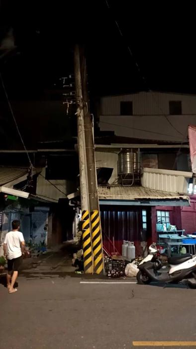 花蓮南區(qū)玉里鎮(zhèn)受地震影響，有電線桿位移。圖片來源：臺灣聯(lián)合報 玉里鎮(zhèn)公所提供