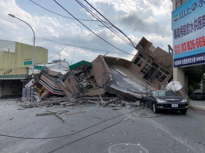 花蓮玉里鎮(zhèn)一處7-11樓房倒塌，警方表示傷亡未明。圖片來源：臺灣“中央社”