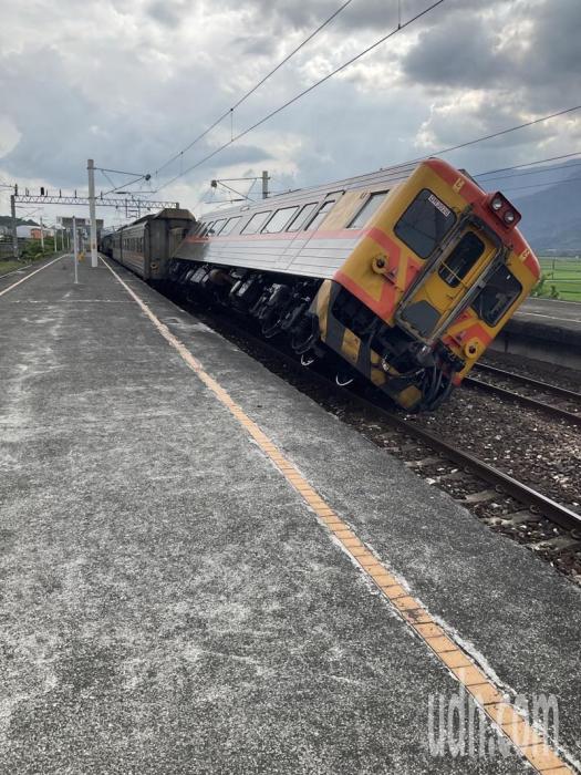 臺(tái)東富里東里車站今天下午發(fā)生地震后，月臺(tái)倒塌、列車傾斜。記者卜敏正／翻攝