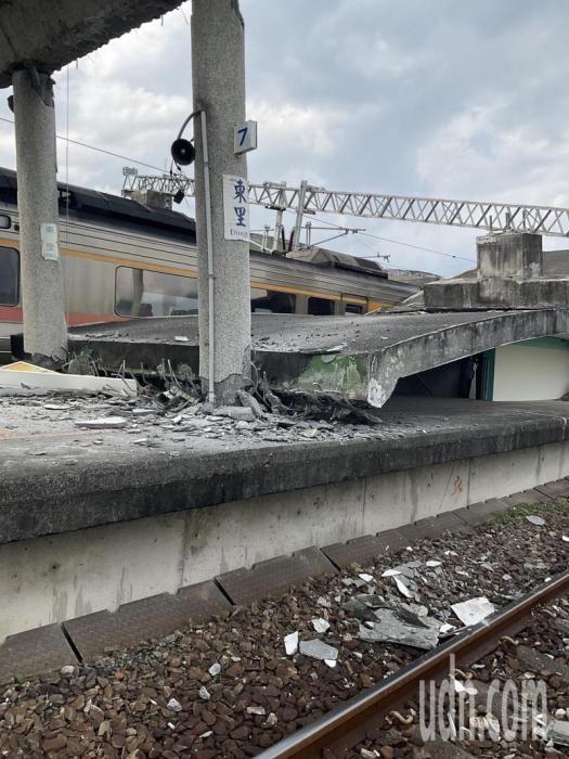 臺(tái)東富里東里車站今天下午發(fā)生地震后，月臺(tái)倒塌、列車傾斜。記者卜敏正／翻攝