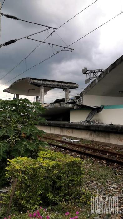 臺(tái)東富里東里車站今天下午發(fā)生地震后，月臺(tái)倒塌、列車傾斜。記者卜敏正／攝影