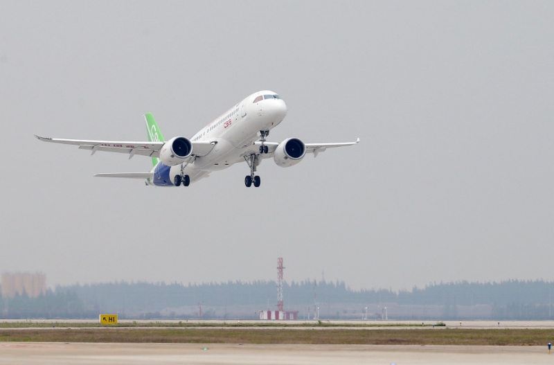 2017年5月5日，國(guó)產(chǎn)大型客機(jī)C919在上海浦東國(guó)際機(jī)場(chǎng)首飛成功。（圖源：新華社）