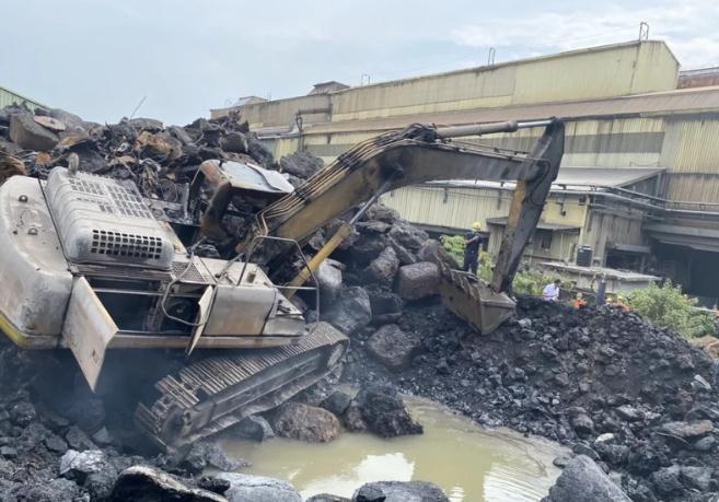 高雄市小港區(qū)某工廠起火，1名鋼鐵廠越南籍工人死亡。圖片來(lái)源：臺(tái)灣《聯(lián)合報(bào)》林保光翻攝。