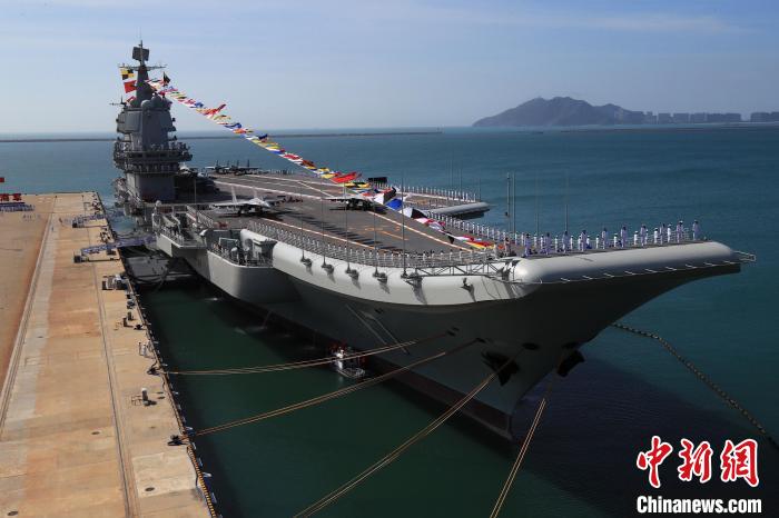 2019年12月17日，中國第一艘國產(chǎn)航空母艦山東艦在海南三亞某軍港交付海軍。　蒲海洋 攝