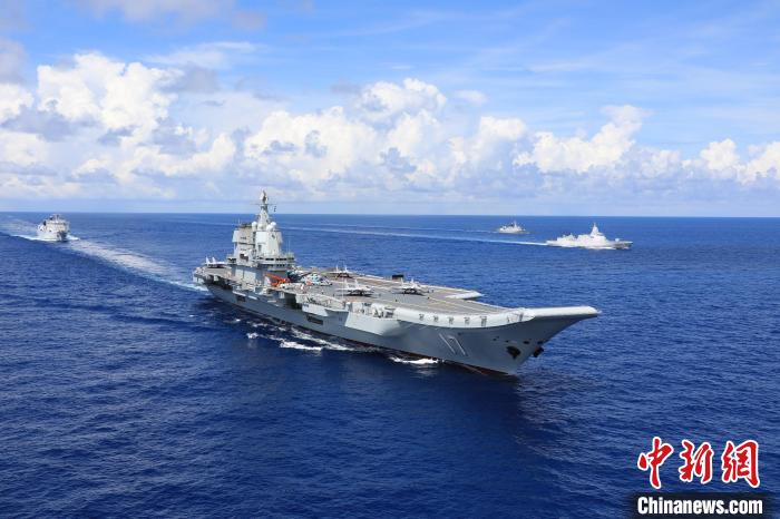 2022年8月6日，山東艦航母編隊進(jìn)行航渡?！“材?攝