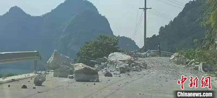 圖為地震造成山區(qū)道路受損?！|蘭宣傳部供圖