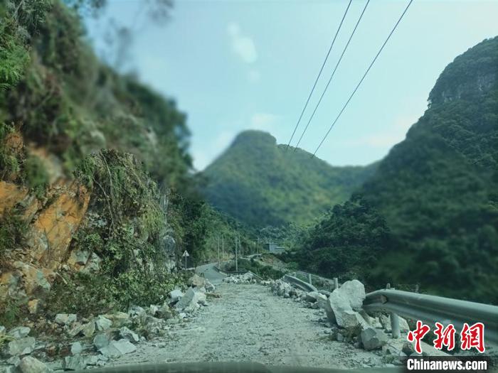 圖為地震造成山區(qū)道路受損?！|蘭宣傳部供圖