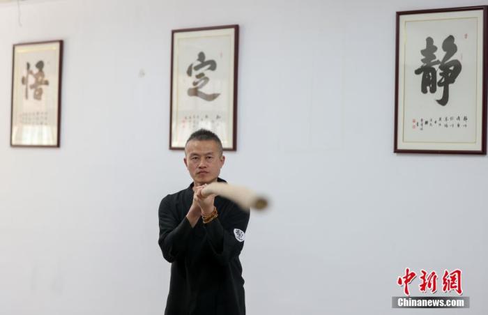 10月11日，在位于武漢市漢陽區(qū)的一家武館，46歲的臺(tái)胞陳文挺正在練習(xí)棍法。<a target='_blank' href='/'>中新社</a>記者 張暢 攝