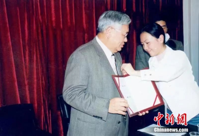 2004年3月客座教授聘任儀式上，曾永義先生(左)佩戴武漢大學(xué)校徽。鄭傳寅教授供圖